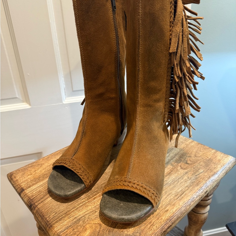 “New “Gee Wallz” Fringe Tan Suede leather  Peep Toe Boots size 6.